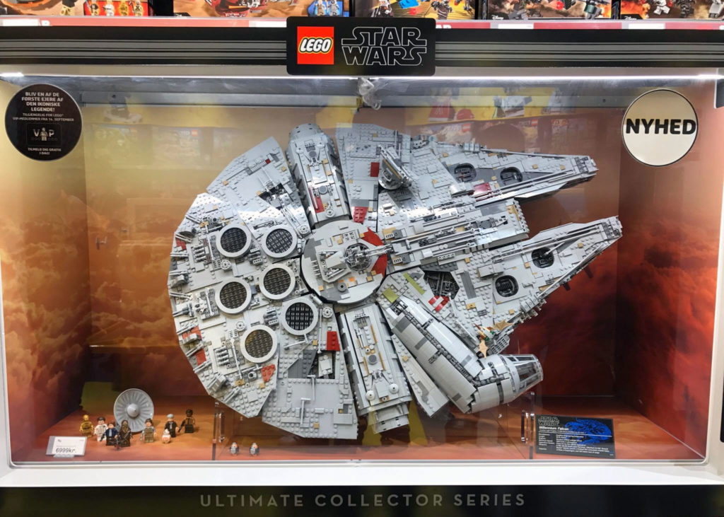 LEGO Star Wars UCS Millennium Falcon Display