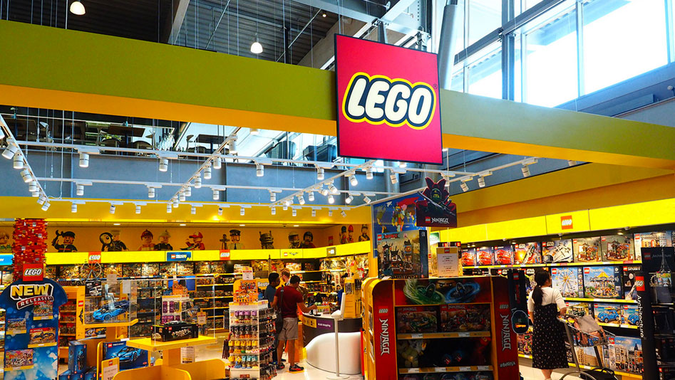 Beskatning Diktere Lille bitte Brickfinder - Brickfinder Visits The LEGO Store in Billund Airport!