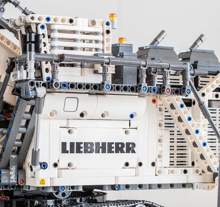 Brickfinder - LEGO Technic Liebherr R 9800 (42100) Closer Look!