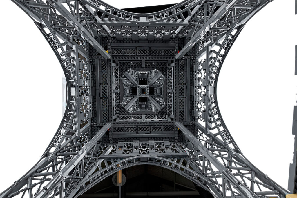 Brickfinder LEGOEiffelTower1030709